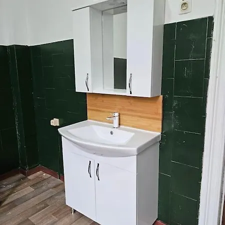 Rez-de-chaussée Apartment *